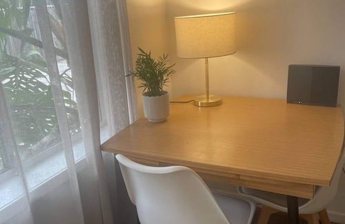 Essendon Apartment | Light and Bright Ground Floor Unit in Great Location near shops