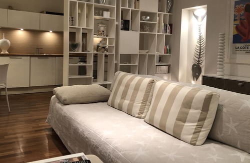 Old Town Apartment | Light and silence in the old town