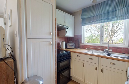 Saint Erth Praze Apartment | Light, cosy and comfortable. 3 bedroom holiday cottage located within the grounds of Tolroy Manor