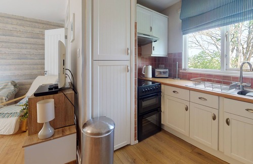 Saint Erth Praze Apartment | Light, cosy and comfortable. 3 bedroom holiday cottage located within the grounds of Tolroy Manor