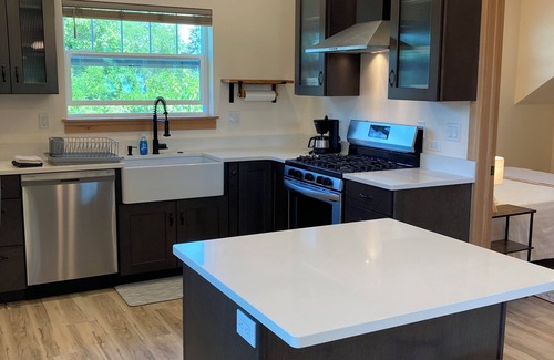 Sandpoint Apartment | Light - filled 1-bedroom apartment with AC, WiFi in delightful South Sandpoint