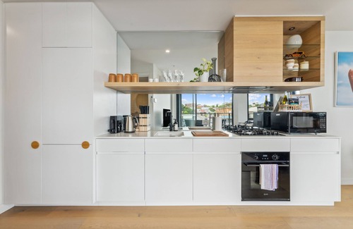 Flemington Apartment | Light-Filled 2BR Apt nw/Balcony + Free Parking - Near Flemington Racecourse