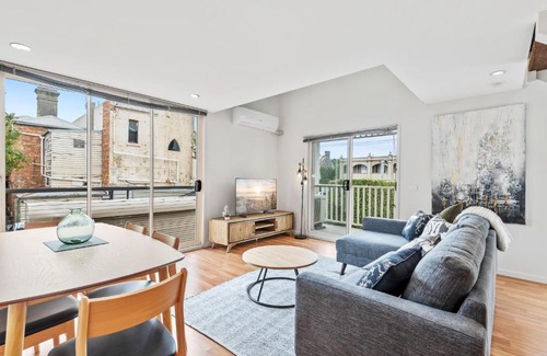 Williamstown Apartment | Light-filled coastal living - walk everywhere