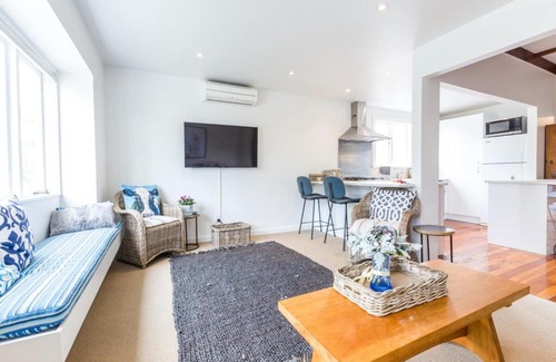 Remuera House | Light-filled Newly Renovated 3 Bedroom Villa in Remuera