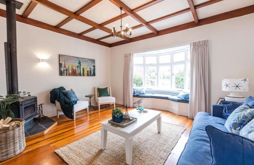 Remuera House | Light-filled Newly Renovated 3 Bedroom Villa in Remuera