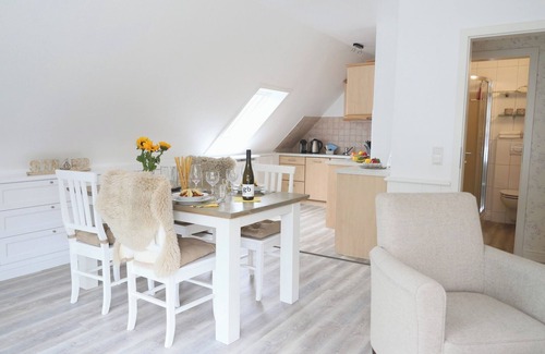 Großmorsum Apartment | Light-flooded 2-level apartment in Morsum with west-facing balcony and parking space.