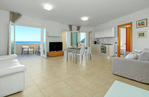 Golfo Aranci Apartment | Light-flooded Apartment "Villa Marconi 9" with Sea View & Private Terrace