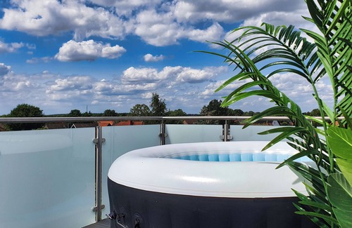 Region Hannover District Apartment | Light-flooded penthouse with whirlpool in the heart of Lower Saxony