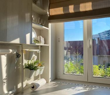 Nivy Apartment | Light Room by Zoom Apartments