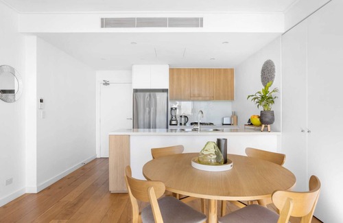 Lane Cove Apartment | Light, stylish 1BR apartment near shops and transport with parking