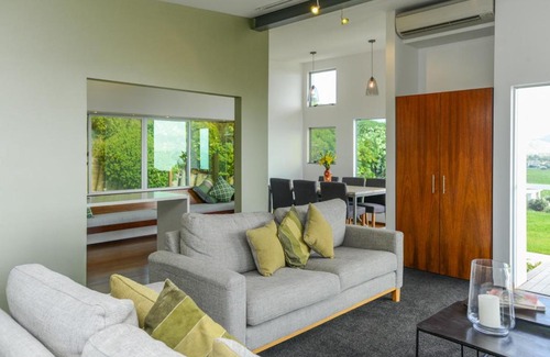 Waimarama House | Lightning Ridge Retreat - Waimarama Holiday Home