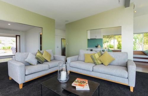 Waimarama House | Lightning Ridge Retreat - Waimarama Holiday Home