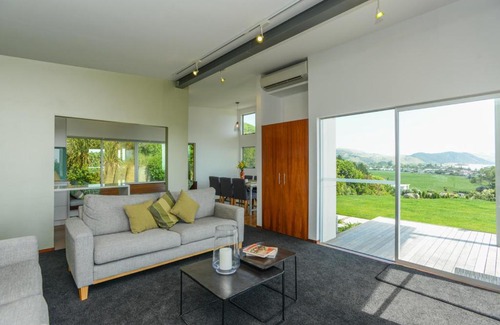Waimarama House | Lightning Ridge Retreat - Waimarama Holiday Home