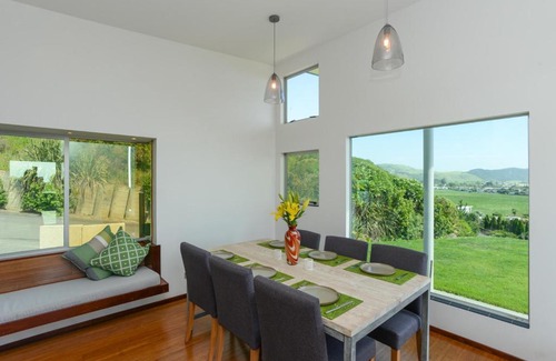 Waimarama House | Lightning Ridge Retreat - Waimarama Holiday Home