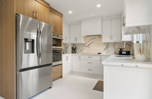 Aurora House | Like-New Home, 4+1 BR, 2.5 Bath, Parking & WIFI