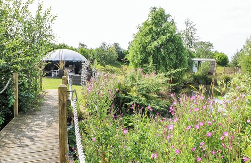 Redmile Cottage | LILLIE'S SHEPHERDS HUT, romantic, with hot tub in Redmile