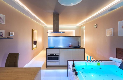 Michalowice Apartment | Lilly De Luxe Apartment with jacuzzi