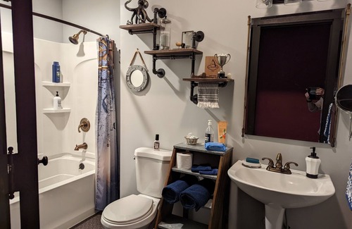 New Castle Bed & Breakfast | Lilly of the Nile room