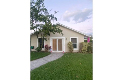 Hobe Sound House | Lilly Pulitzer inspired cottage in the beautiful beach town of Hobe Sound, FL.