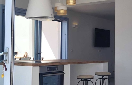 Folegandros House | LILY HOUSE, DETACHED HOME FACING THE SEA, 3 MINUTES FROM THE BEACH