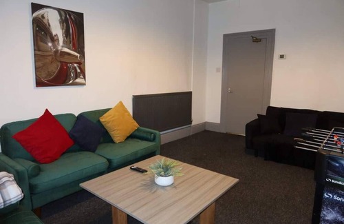 Hull Apartment | Lily House - 3 Bed WIFI & Parking Hull