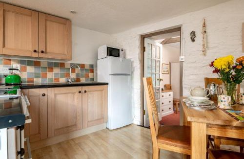 Wadebridge House | Lily Pad Cottage with hot tub