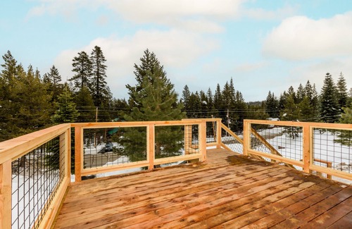 Truckee House | Lily Pad Modern w/AC! + Games, Smart TV's & HOA Amenities (Gym/HotTub/Sauna/Pool)