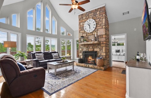 Helen Villa | Lily's Lookout Lodge - Helen, GA