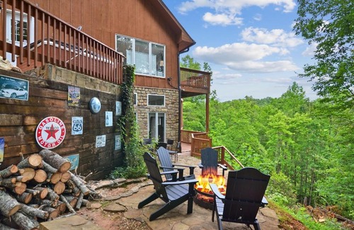 Helen Villa | Lily's Lookout Lodge - Helen, GA