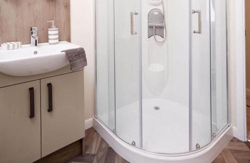 Dunbar Cabin | Limetree Lodge 2 at Thurston Manor Leisure Park