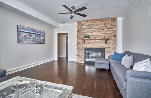 Chicago Cabin | Lincoln Square Newly Remolded Unit w/Central HVAC