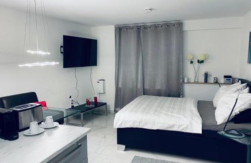 Pempelfort Apartment | Linda Home by Railway Station , Airport in City Centre