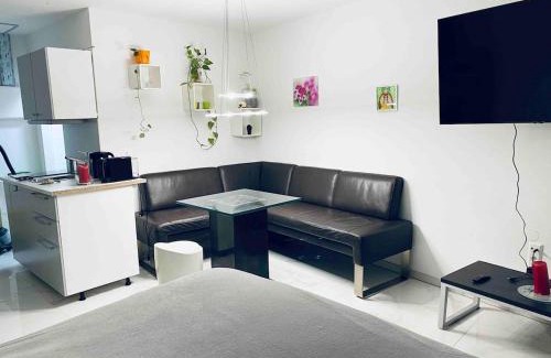 Pempelfort Apartment | Linda Home by Railway Station , Airport in City Centre