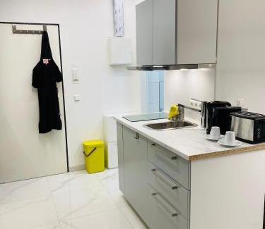 Pempelfort Apartment | Linda Home by Railway Station , Airport in City Centre