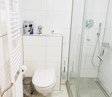 Pempelfort Apartment | Linda Home by Railway Station , Airport in City Centre