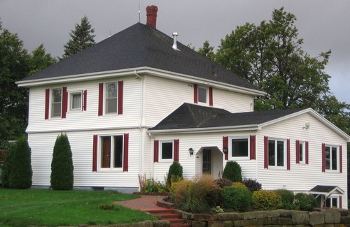 New London Bed & Breakfast | Linden Homestead: Modern Queen Bed B&B suite in Century Farm House