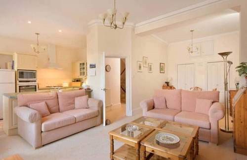 St. Andrews Cottage | Links View, Golf Place - a townhouse that sleeps 8 guests in 4 bedrooms