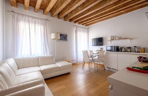 Castello Cottage | Lion 2