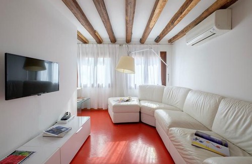 Castello Cottage | Lion 4
