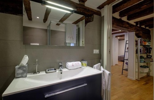 Castello Cottage | Lion 5