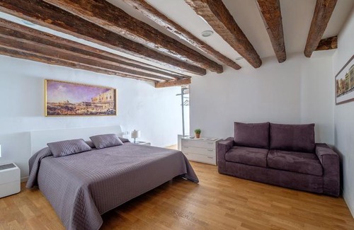 Castello Cottage | Lion 5