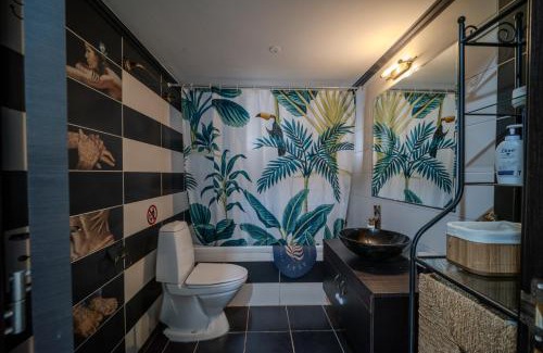 Neapolis Apartment | LIORA 2 Bedroom Apartment in Central Limassol with Balcony 5Gbps Fiber WiFi Private Parking and Air Conditioning Just 250m from the Beach