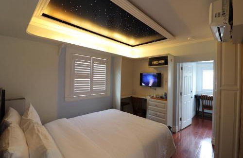 Gorge -Tillicum Area House | Lipton Place by Elegant Waterfront