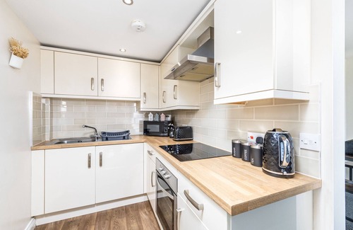 Lincoln Apartment | Liquorice Lodging - 1 DBL Bed Apartment - Parking