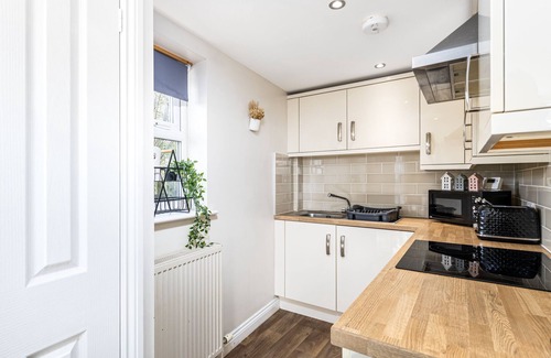Lincoln Apartment | Liquorice Lodging - 1 DBL Bed Apartment - Parking