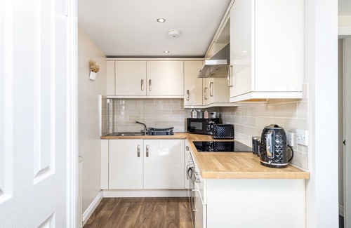 Lincoln Apartment | Liquorice Lodging - 1 DBL Bed Apartment - Parking