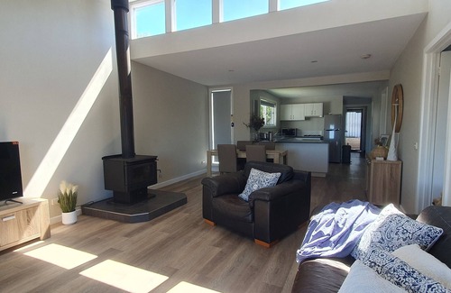 Lakes Entrance House | Listen to the waves break at "Turf&Surf"! Walk to golf course and ocean beaches