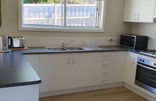 Lakes Entrance House | Listen to the waves break at "Turf&Surf"! Walk to golf course and ocean beaches