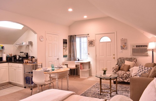 Sherman Oaks House | Lite & Airy Sherman Oaks Studio w/garden, close to Universal Studios.