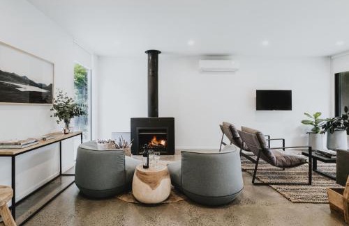 Hepburn Springs House | Lithic House -wood fire and bush views